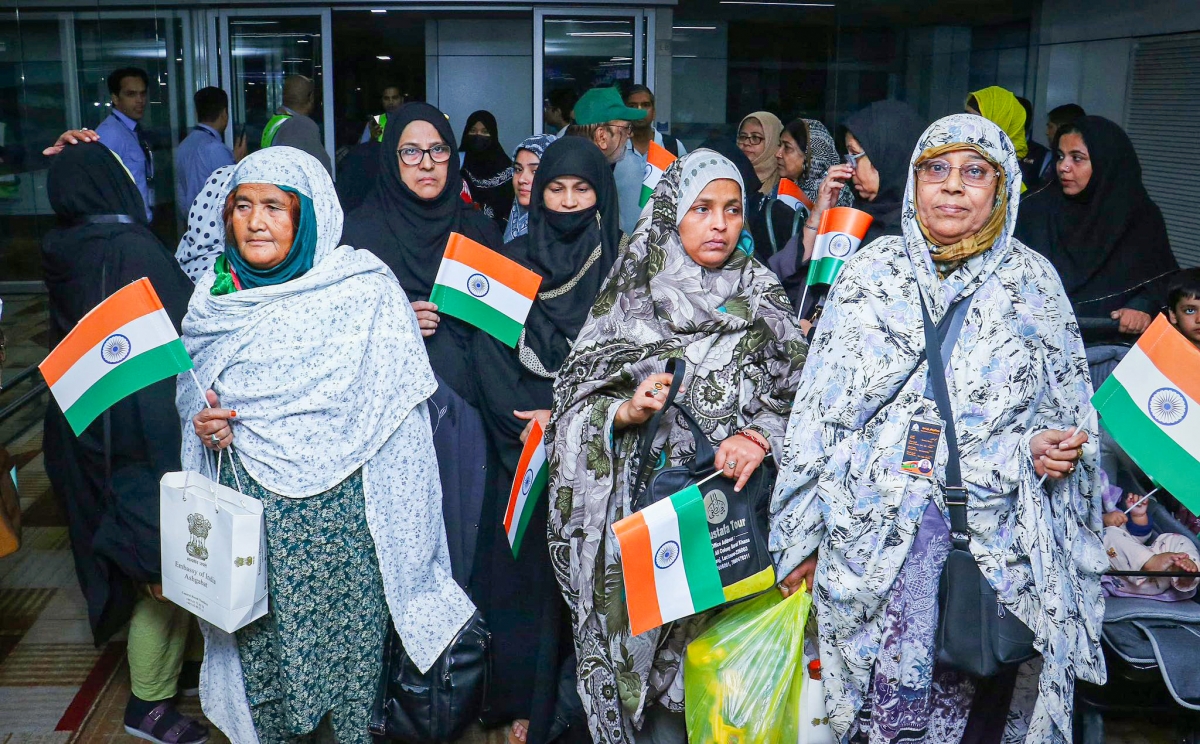 Những công dân Ấn Độ đầu tiên trở về từ Iran (Ảnh: ANI)