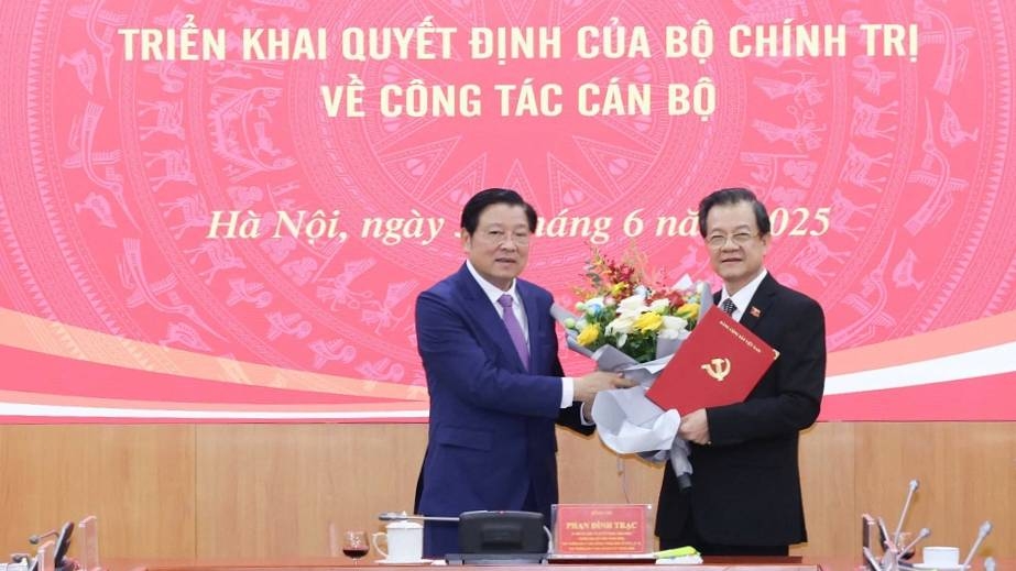 Trưởng Ban Nội chính Trung ương Phan Đình Trạc trao quyết định và tặng hoa chúc mừng ông Lê Hồng Quang