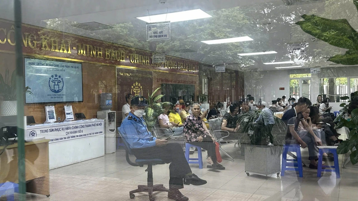Người dân xếp hàng dài từ sáng sớm tại Trung tâm hành chính công Hà Nội, Chi nhánh số 6 (Long Biên) để nộp hồ sơ mua NOXH.