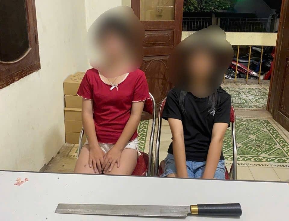 Hai nữ sinh và hung khí tại cơ quan công an