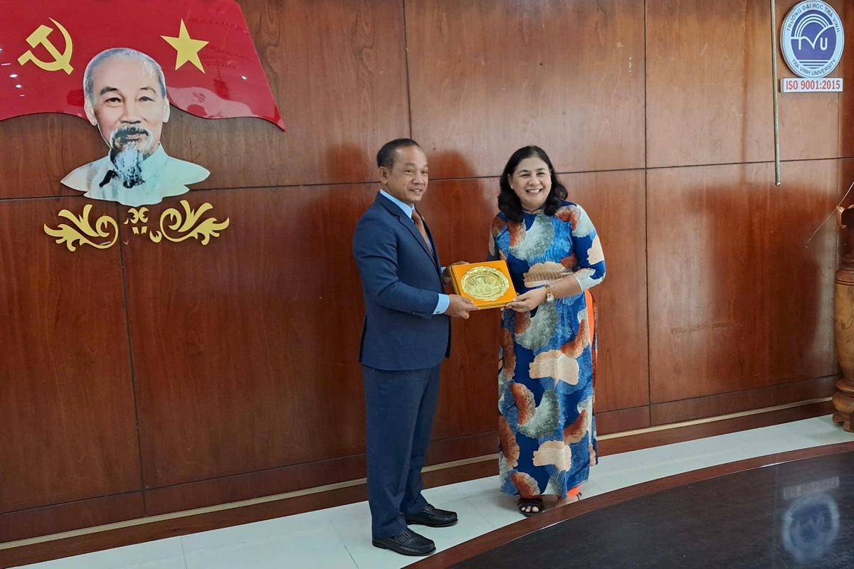 Ông Chuon Chivin trao quà lưu niệm Đại học Trà Vinh