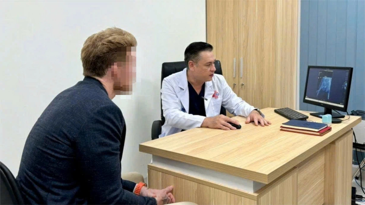 Ông D.F. được phẫu thuật viên TS.BS. Đỗ Lệnh Hùng - Trưởng khoa Phẫu thuật Tạo hình Niệu đạo tái khám (Ảnh: BV cung cấp)