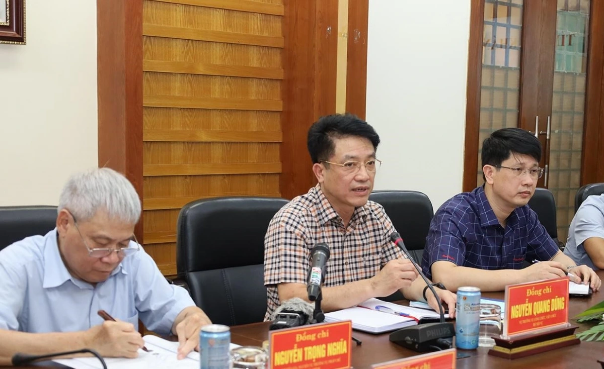 Ông Nguyễn Quang Dũng,Vụ trưởng Vụ Công chức – Viên chức, Bộ Nội vụ trong buổi làm việc với lãnh đạo tỉnh Khánh Hòa