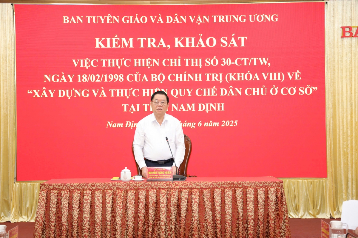 Ông Nguyễn Trọng Nghĩa, Ủy viên Bộ Chính trị, Bí thư Trung ương Đảng, Trưởng Ban Tuyên giáo và Dân vận Trung ương phát biểu tại hội nghị. Ảnh Văn Huỳnh