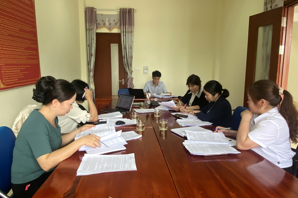 Ông Nghiêm Văn Đẳng, Chủ tịch UBND phường Đông Phong chủ trì cuộc họp cán bộ văn phòng phường Tân Phong mới