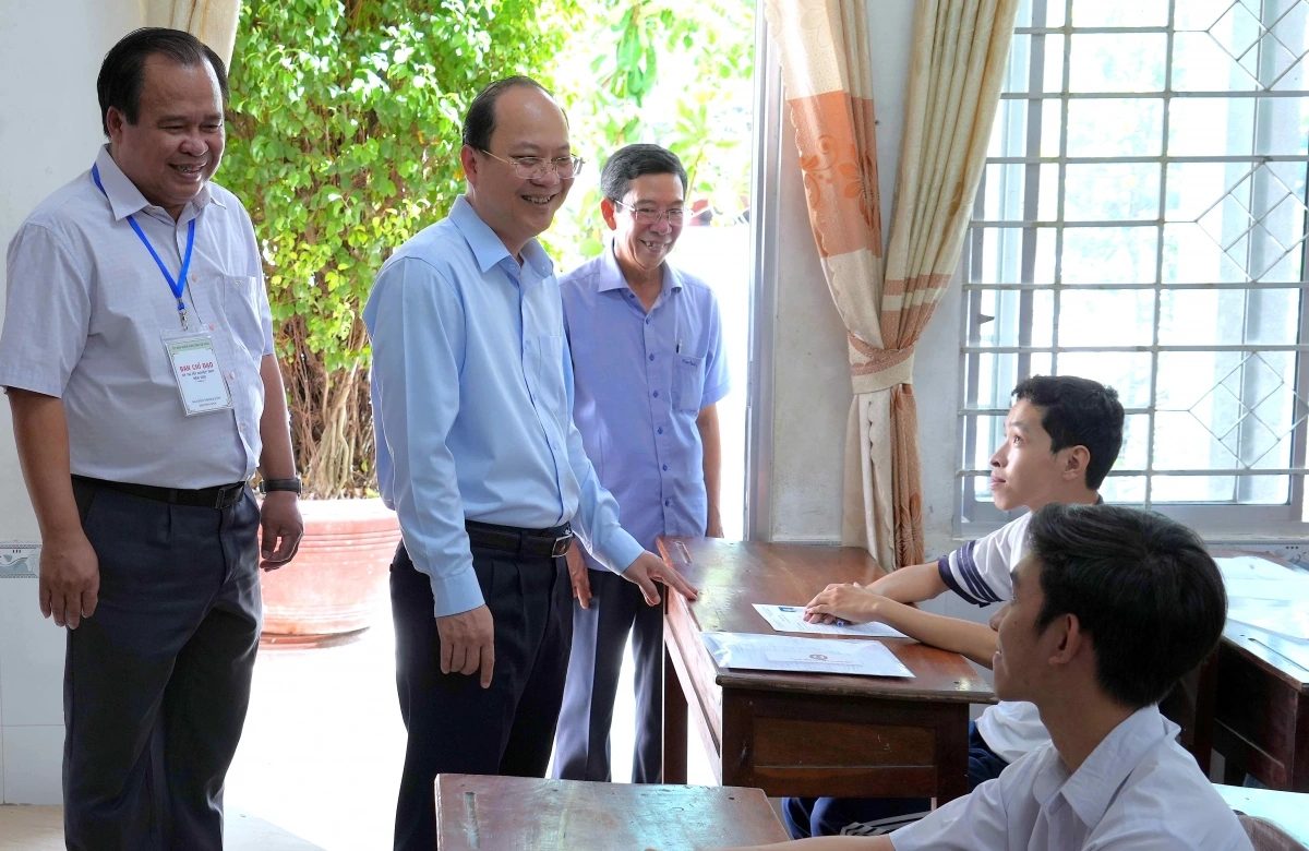 Ông Nguyễn Hồ Hải động viên thí sinh hoàn thành tốt kỳ thi