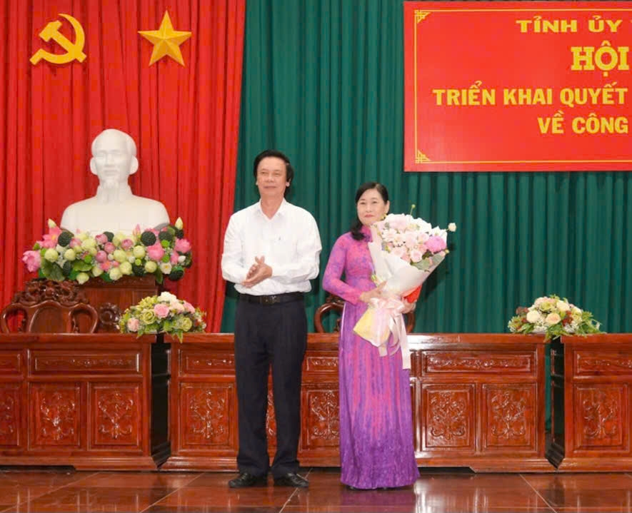Ông Nguyễn Văn Danh, Bí thư Tỉnh ủy Tiền Giang tặng hoa chúc mừng bà Châu Thị Mỹ Phương được giữ cương vị mới