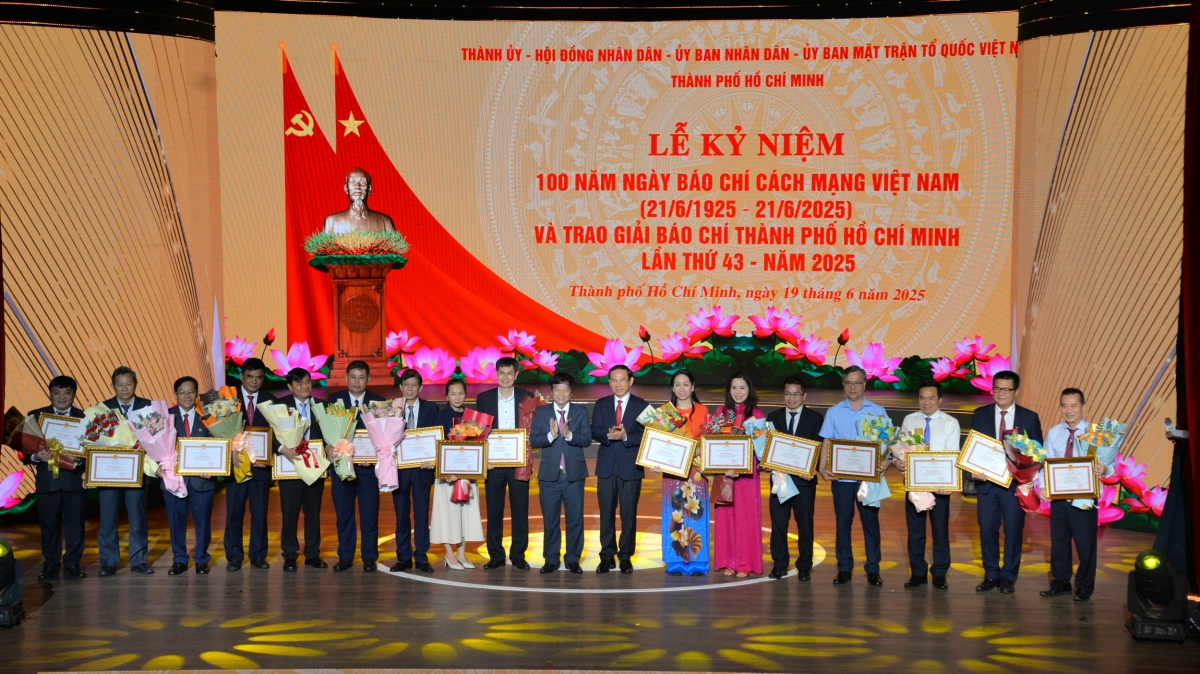Bí thư Thành ủy TP.HCM Nguyễn Văn Nên trao bằng khen cho các tập thể