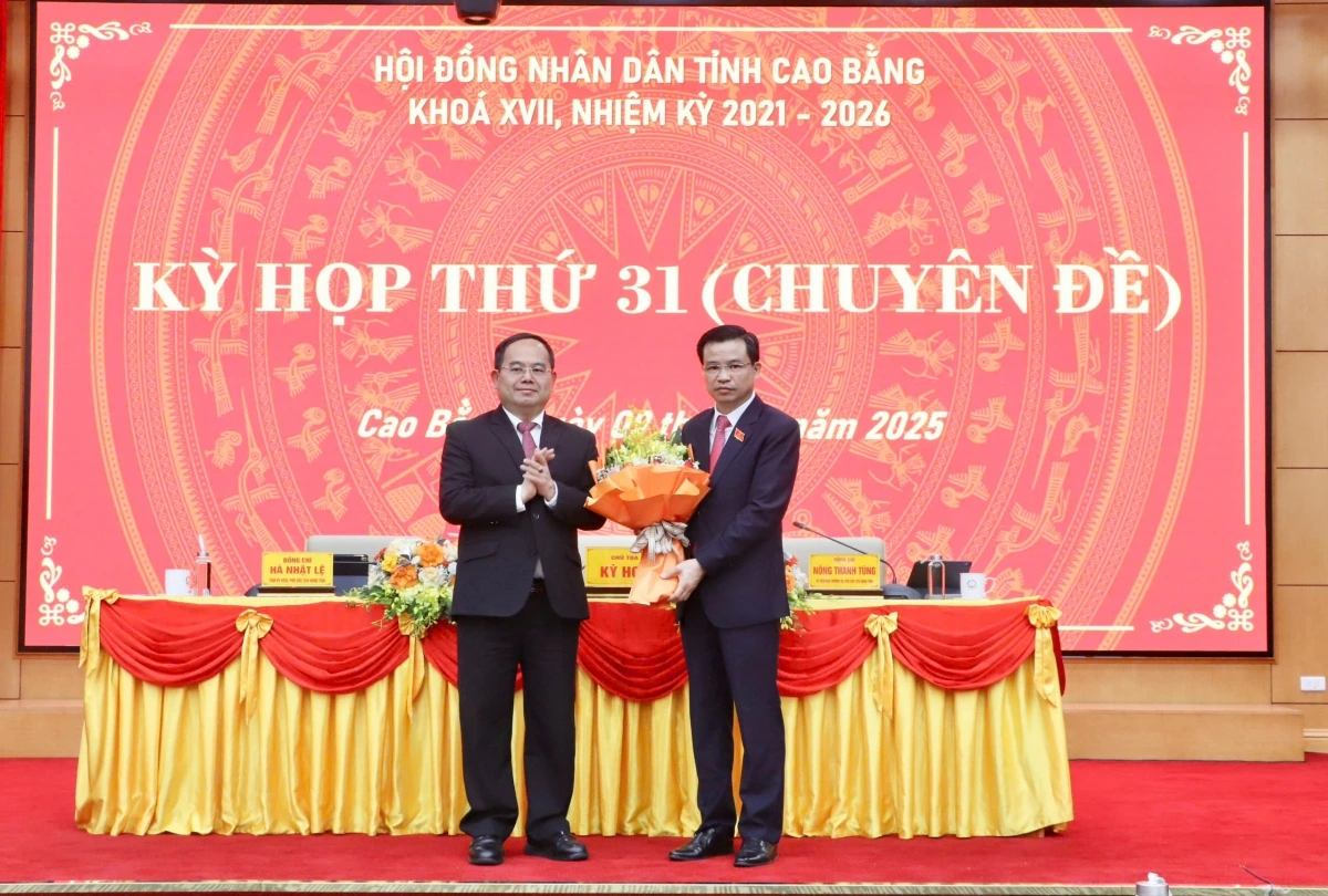Ông Quản Minh Cường, Bí thư Tỉnh ủy Cao Bằng chúc mừng ông Bế Thanh Tịnh giữ chức vụ Chủ tịch HĐND tỉnh Cao Bằng