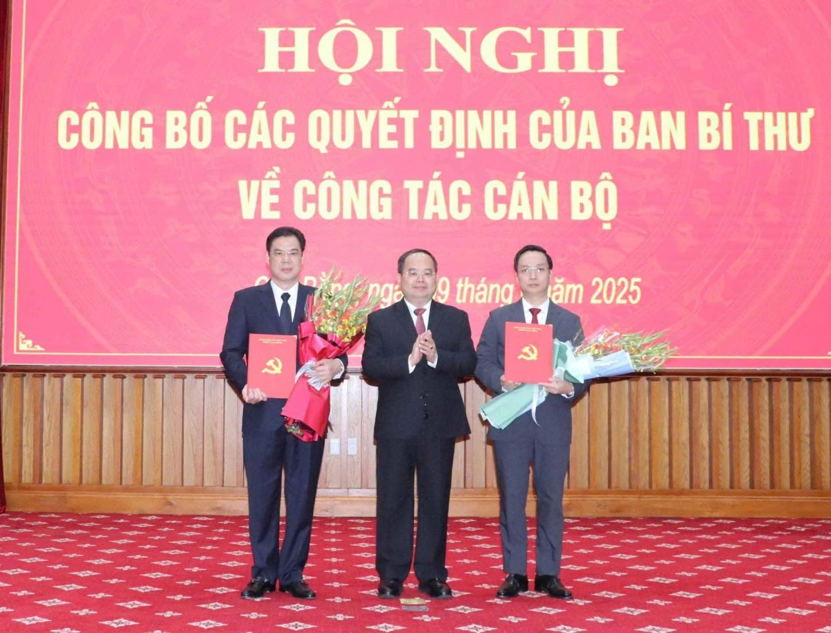 Ông Quản Minh Cường, Bí Thư Tỉnh ủy Cao Bằng trao các quyết định cho ông Vũ Hồng Quang và ông Lê Hải Hòa