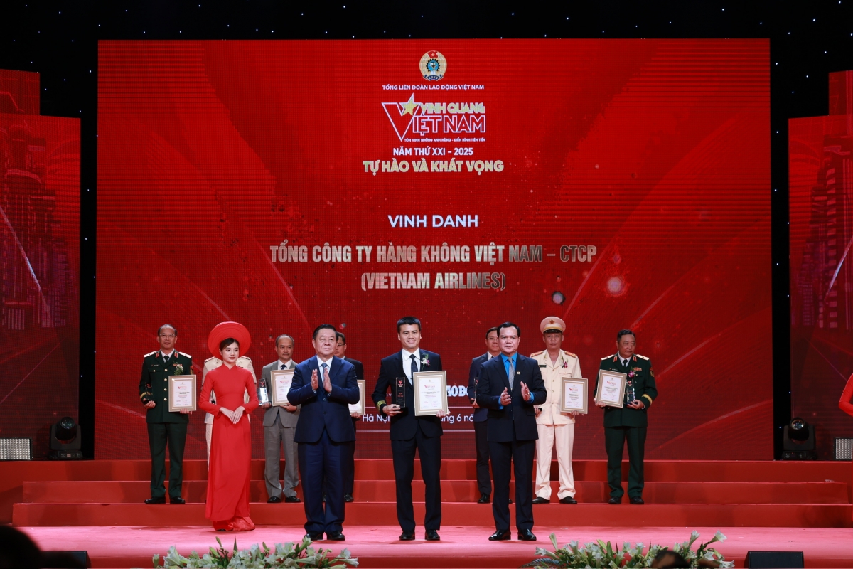 Ông Tô Ngọc Giang - Phó Tổng Giám đốc Vietnam Airlines nhận Kỷ niệm chương vinh danh tại chương trình Vinh quang Việt Nam.