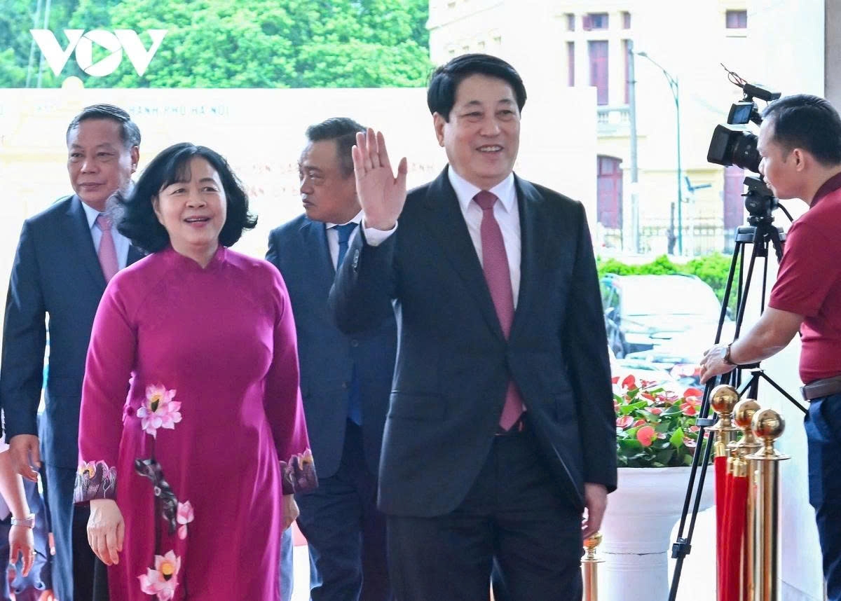 The ceremony in Hanoi is graced by the presence of President Luong Cuong. Notably, Hanoi is among the 11 provincial/municipal-level units unaffected by the mergers, and from July 1, the capital will comprise 126 communes under the new structure.