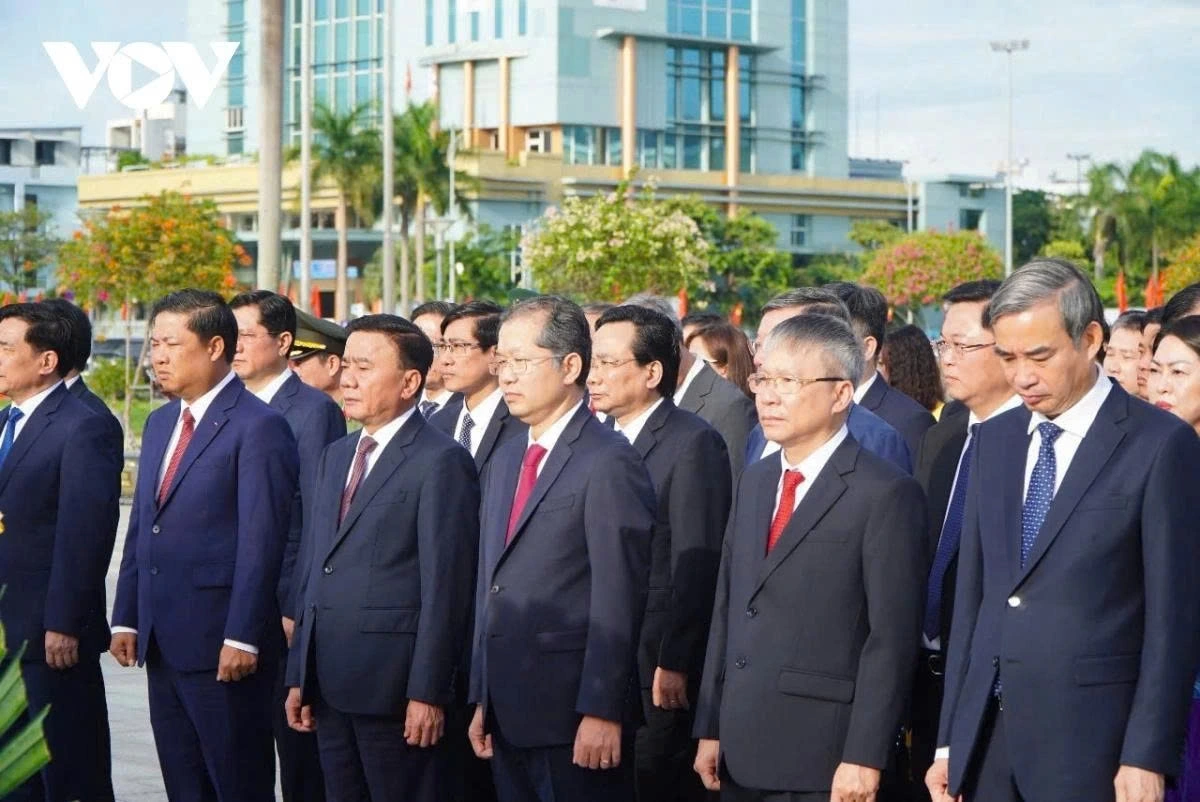 Delegates partake in a ceremony to mark the merger of Quang Nam province and Da Nang city at Trung Vuong Theatre.