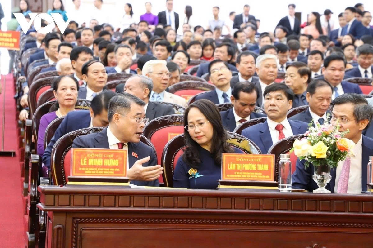 Politburo members attend the ceremony announcing the decision to merge the provinces of Ninh Binh, Nam Dinh, and Ha Nam into Ninh Binh province.