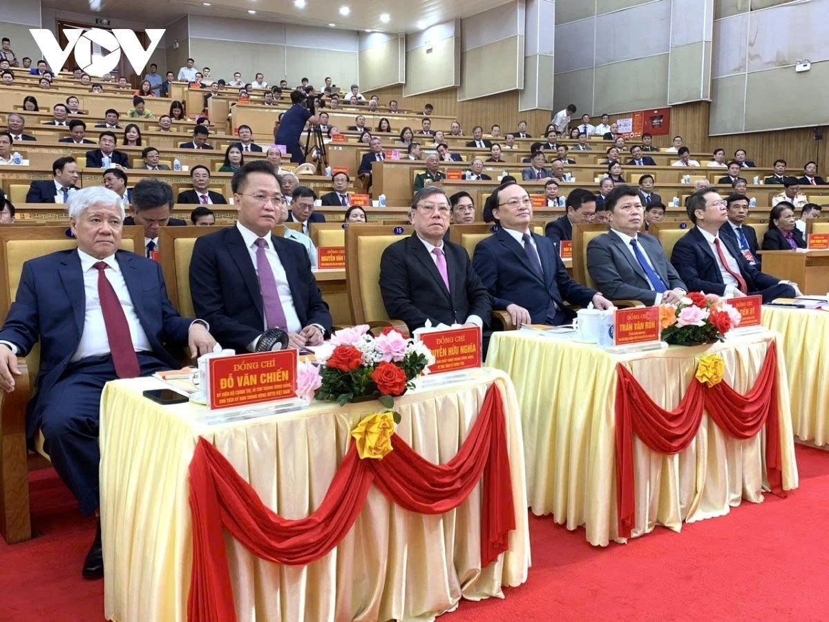 Do Van Chien, Chairman of the Central Committee of the Vietnamese Fatherland Front, (L) takes part in the ceremony in Hung Yen province.
