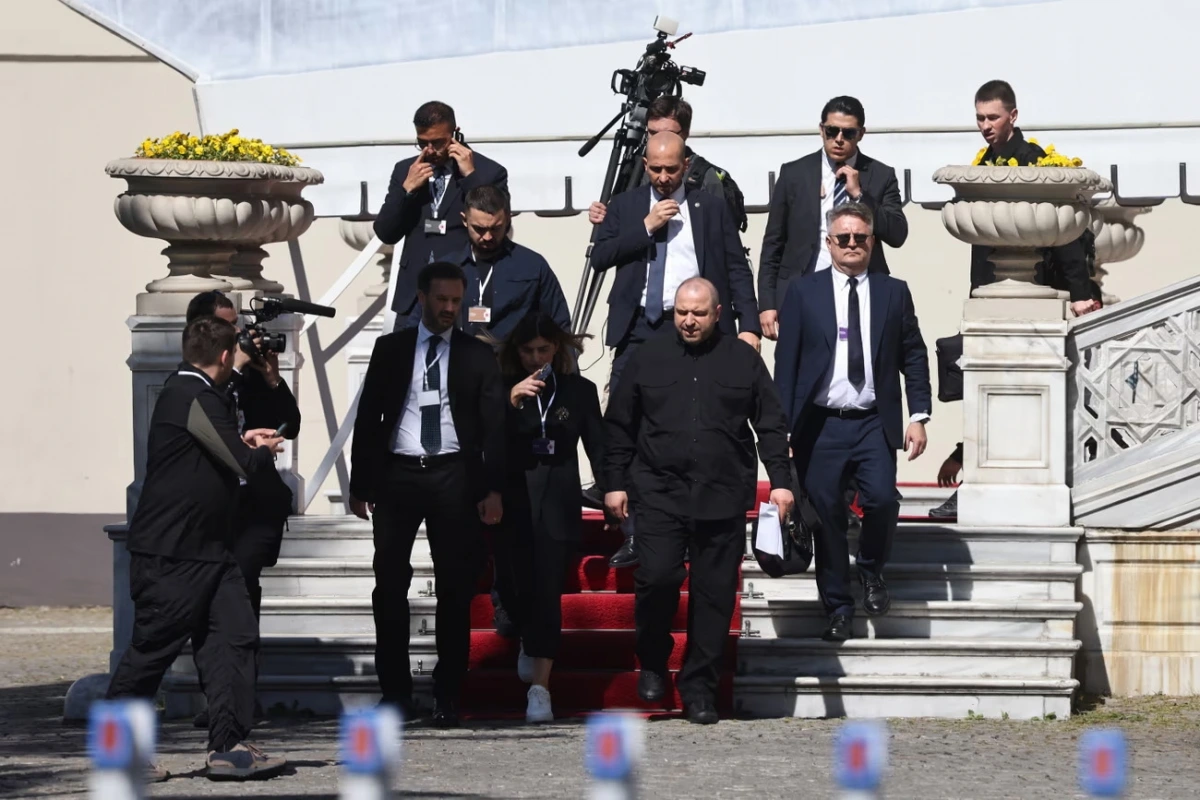 Phái đoàn Ukraine rời đi sau cuộc đàm phàn ở Istanbul ngày 2/6/2025. Ảnh: Getty Images