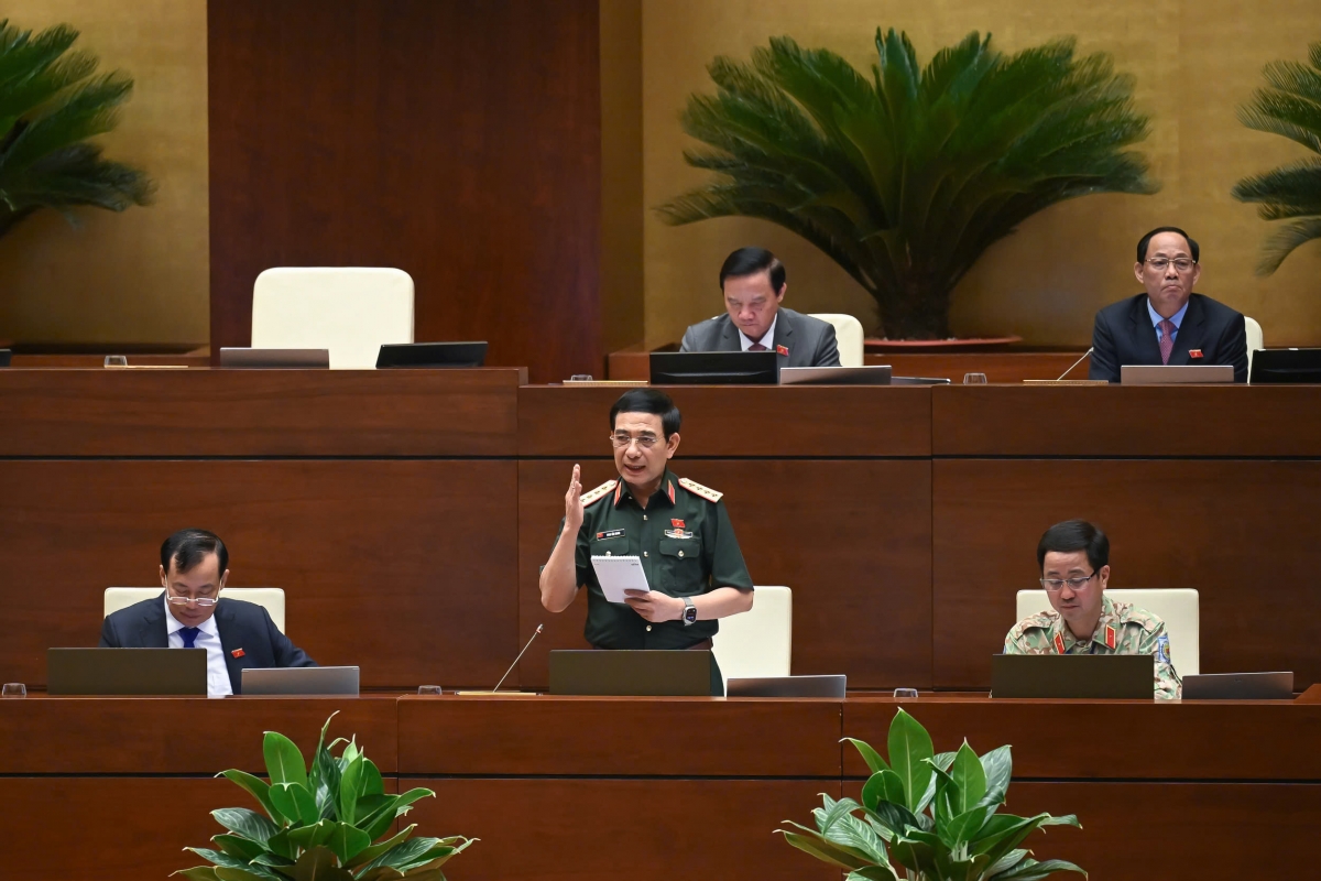 Đại tướng Phan Văn Giang, Bộ trưởng Bộ Quốc phòng giải trình, làm rõ ý kiến các ĐBQH nêu khi thảo luận về dự án Luật Tham gia lực lượng gìn giữ hòa bình của Liên Hợp Quốc. Ảnh: Quốc hội