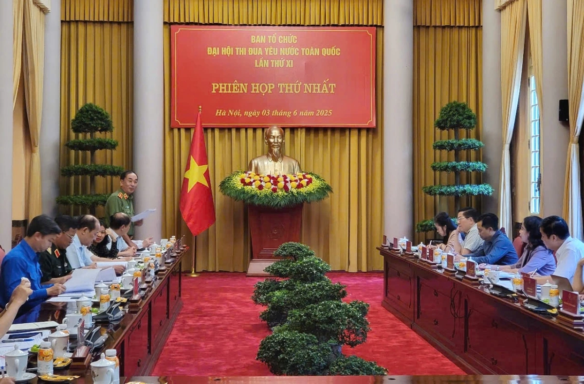 Các đại biểu phát biểu ý kiến tại phiên họp.
