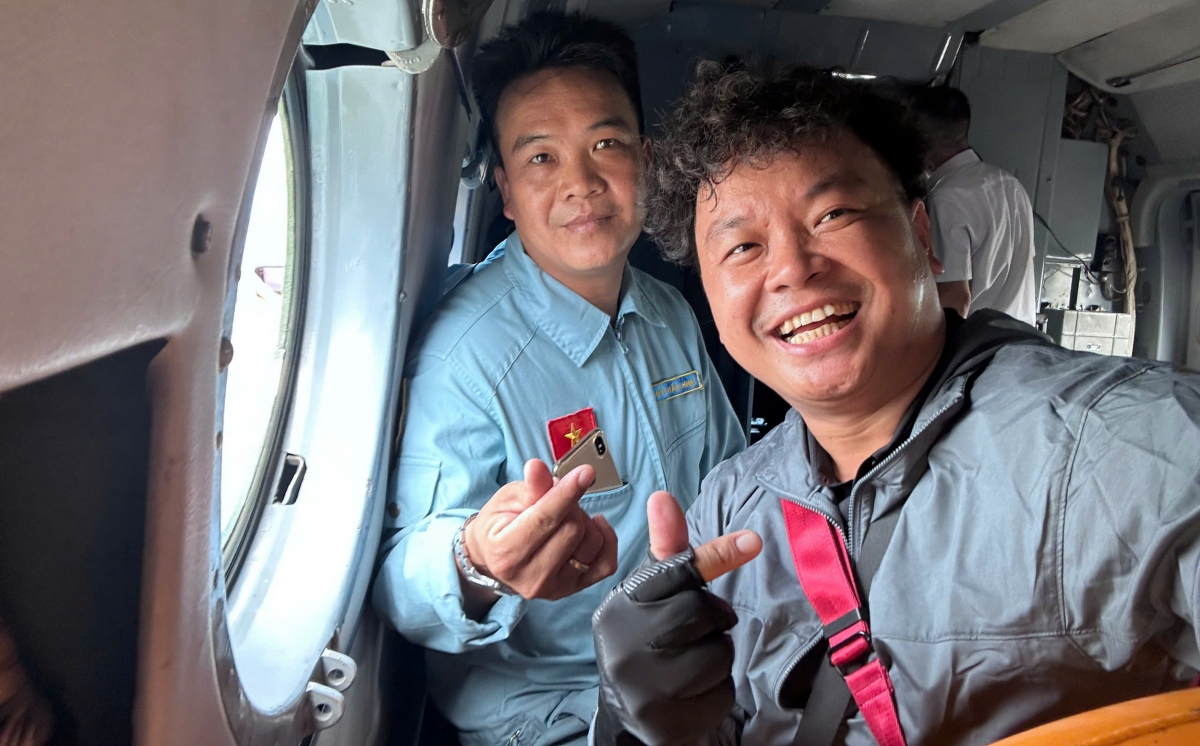 Phóng viên Phạm Nguyễn trên trực thăng