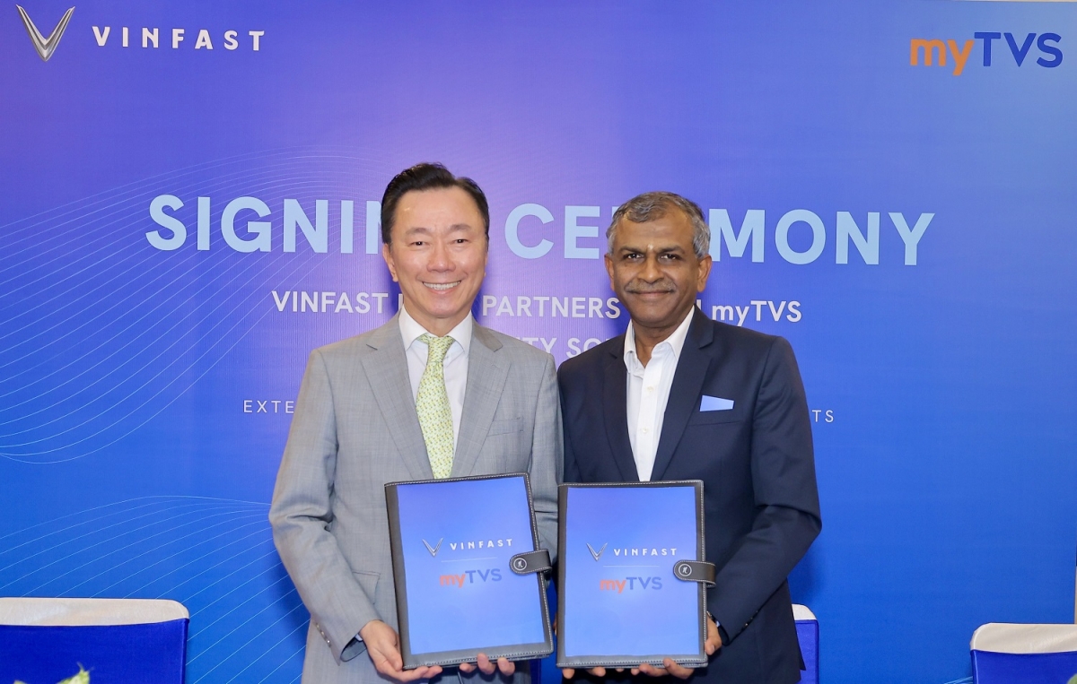 Ông Phạm Sanh Châu, Tổng Giám đốc VinFast châu Á (trái) và ông Natarajan Srinivasan, Tổng Giám đốc điều hành myTVS, tại buổi lễ ký kết