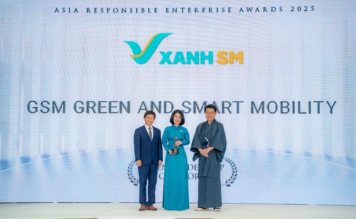 Bà Phan Thị Hồng Dung - Giám đốc Đào tạo và Phát triển Văn hóa GSM (giữa) đại diện công ty nhận giải thưởng tại sự kiện