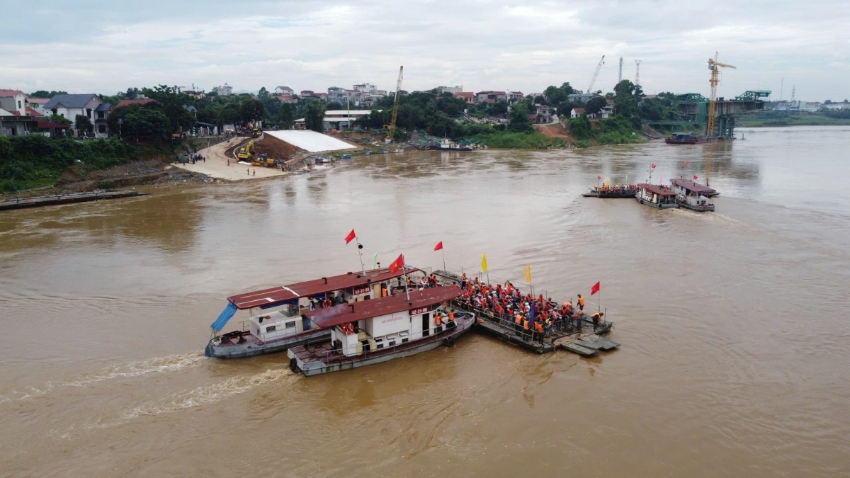Mỗi phà được trang bị 2 tàu kéo đẩy