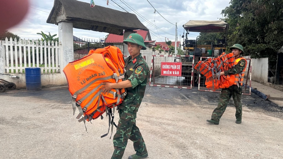 Các chiến sỹ chuẩn bị áo phao phát cho người dân.