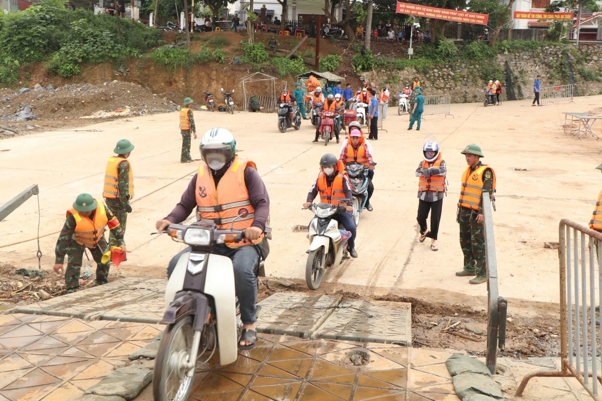 Các chiến sỹ lập hàng rào để người dân đi đúng hàng, không chen lấn.