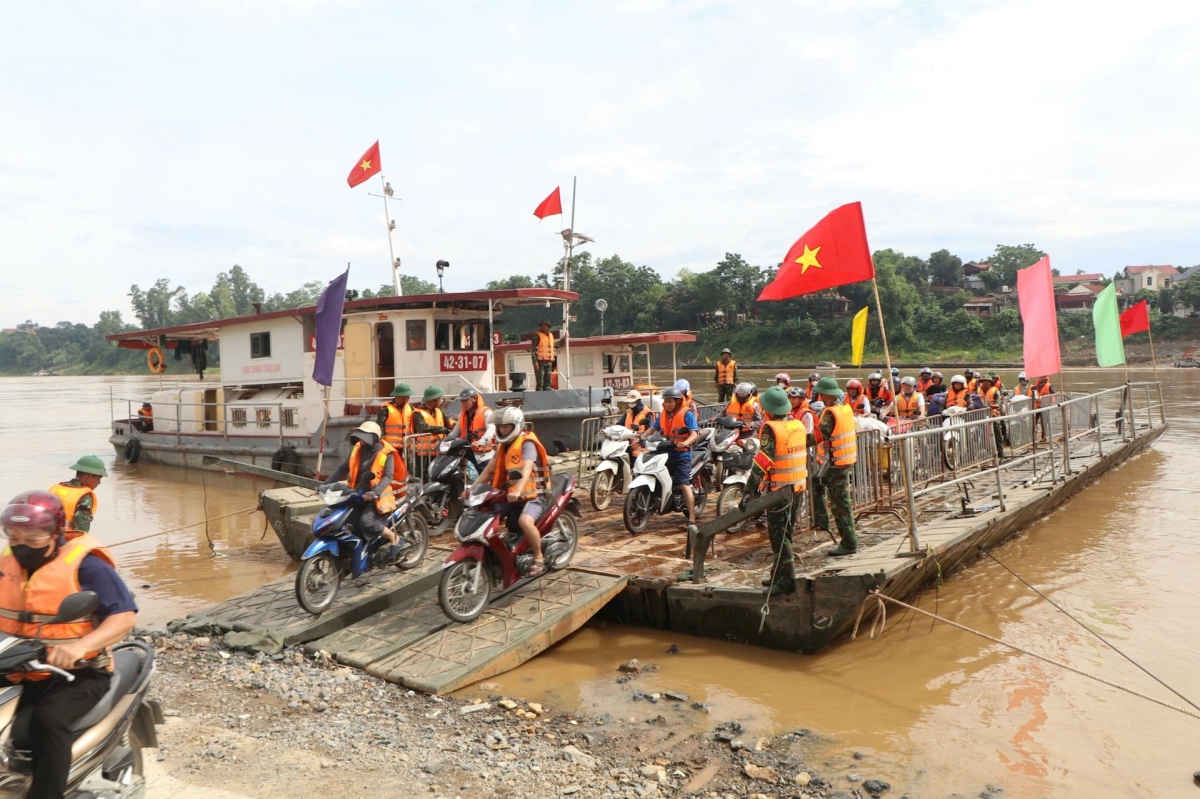Phà chỉ chở người và xe mô tô qua sông, không chở ô tô.