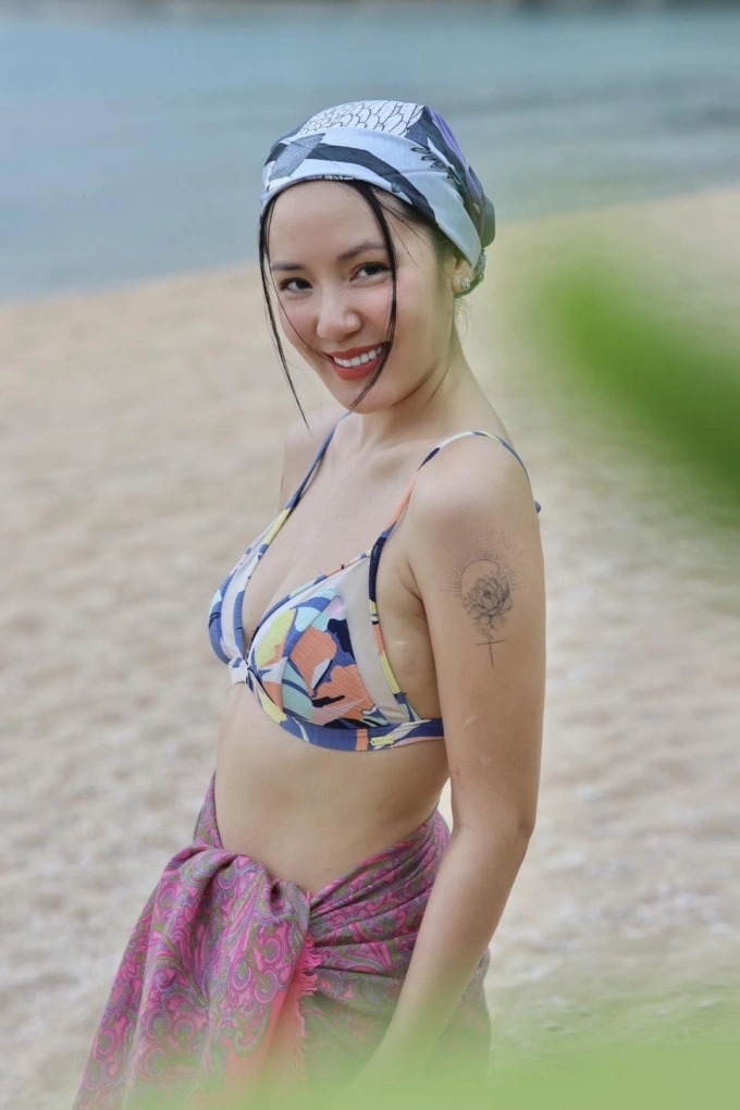 Phương Linh đang có chuyến nghỉ dưỡng, tận hưởng mùa hè tại một khu resort cao cấp ở Nha Trang. Dịp này, cô dành thời gian chụp một số bộ hình lưu giữ kỷ niệm với bikini ở tuổi 41.