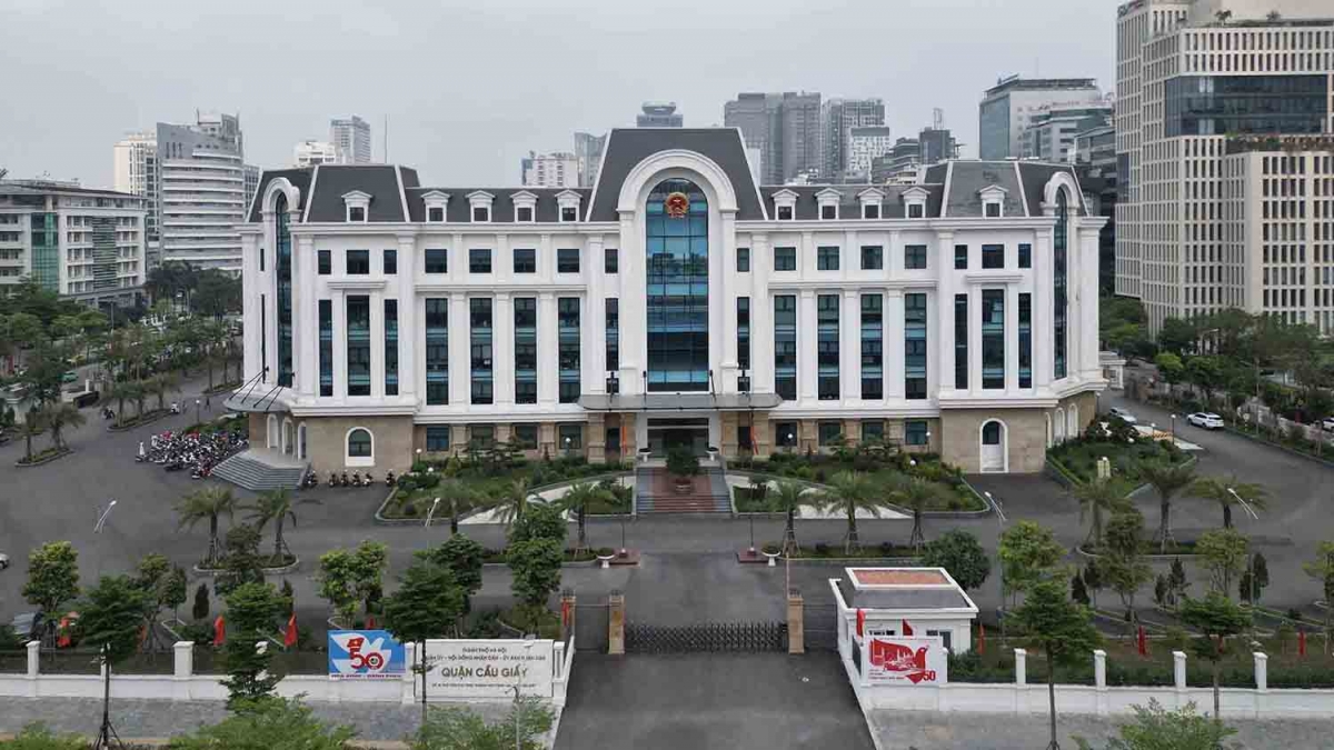 Trụ sở Quận ủy - HĐND - UBND quận Cầu Giấy có địa chỉ tại 96 phố Trần Thái Tông, phường Dịch Vọng Hậu (cũ) nay sẽ được bố trí làm trụ sở Đảng ủy - UBND phường Cầu Giấy (mới). Ảnh: Lao Động.