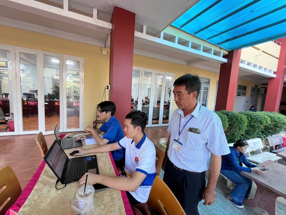 Tại mỗi xã/phường luôn có 2 cán bộ kỹ thuật của VNPT thường trực để hỗ trợ cán bộ xã/phường trong suốt quá trình thực hiện chuyển đổi dữ liệu phục vụ mô hình chính quyền 2 cấp (Ảnh: tại một phường mới của Tp HCM)