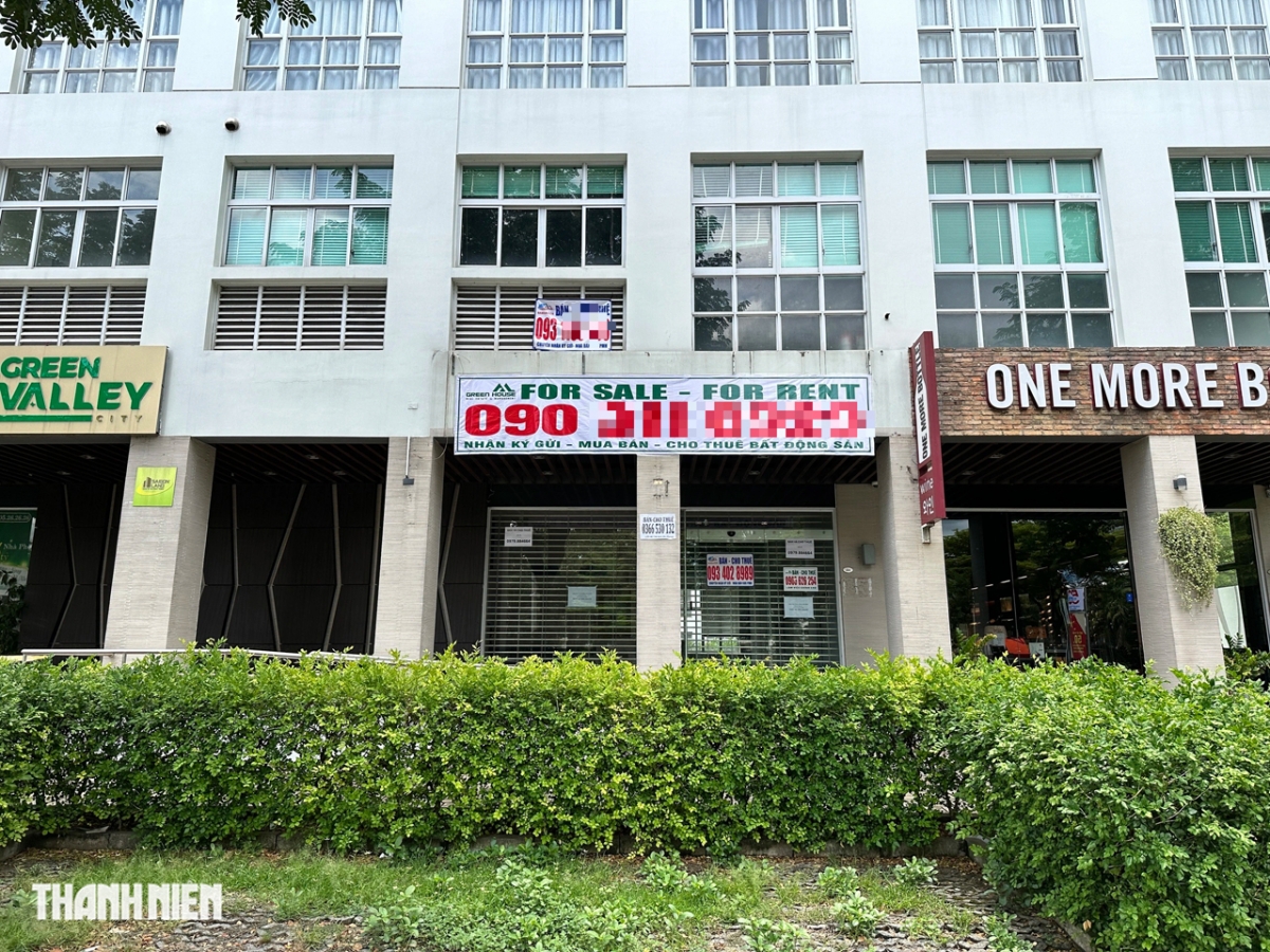 Vài năm gần đây, làn sóng trả mặt bằng diễn ra ở nhiều nơi thuộc các quận ở trung tâm TP.HCM như: 1, 3, 5… Khu vực ở đường Nguyễn Văn Linh (P.Tân Phong), đoạn khu đô thị Phú Mỹ Hưng cũng có tình trạng mặt bằng nằm ở mặt tiền đường bỏ trống hàng loạt, chờ người đến thuê