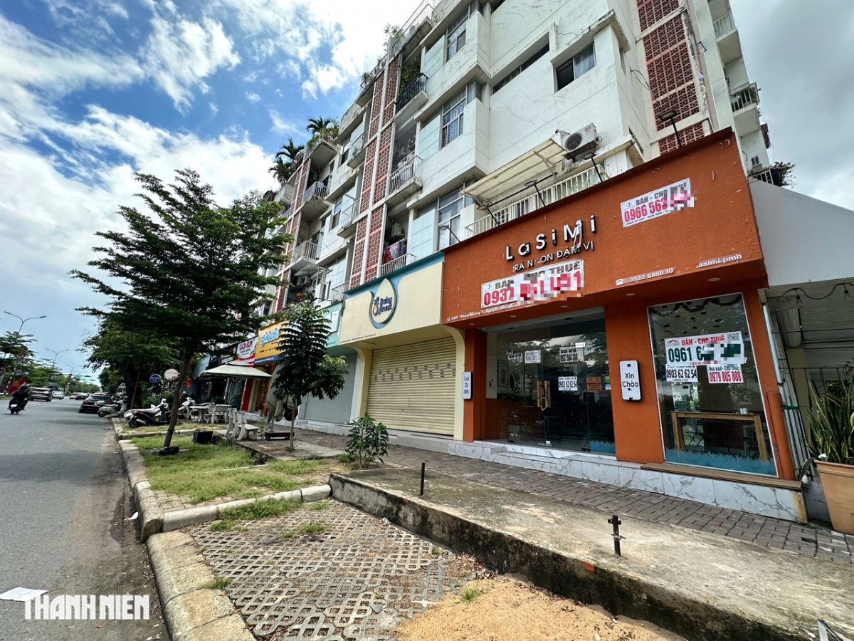 Nơi đây từ lâu đã được ví như "con đường triệu đô" với những dãy mặt bằng đắc địa, từng là địa điểm kinh doanh của nhiều thương hiệu lớn nhỏ trong các lĩnh vực từ thời trang, làm đẹp đến ẩm thực, kinh doanh bất động sản... Đa phần mặt bằng trống là các shophouse của các chung cư nằm ở mặt tiền đường Nguyễn Văn Linh. Vài tháng trở lại, nhiều người kinh doanh đã đóng cửa tiệm. Thay vì những biển hiệu quảng cáo bắt mắt, giờ đây là các bảng "cho thuê mặt bằng"
