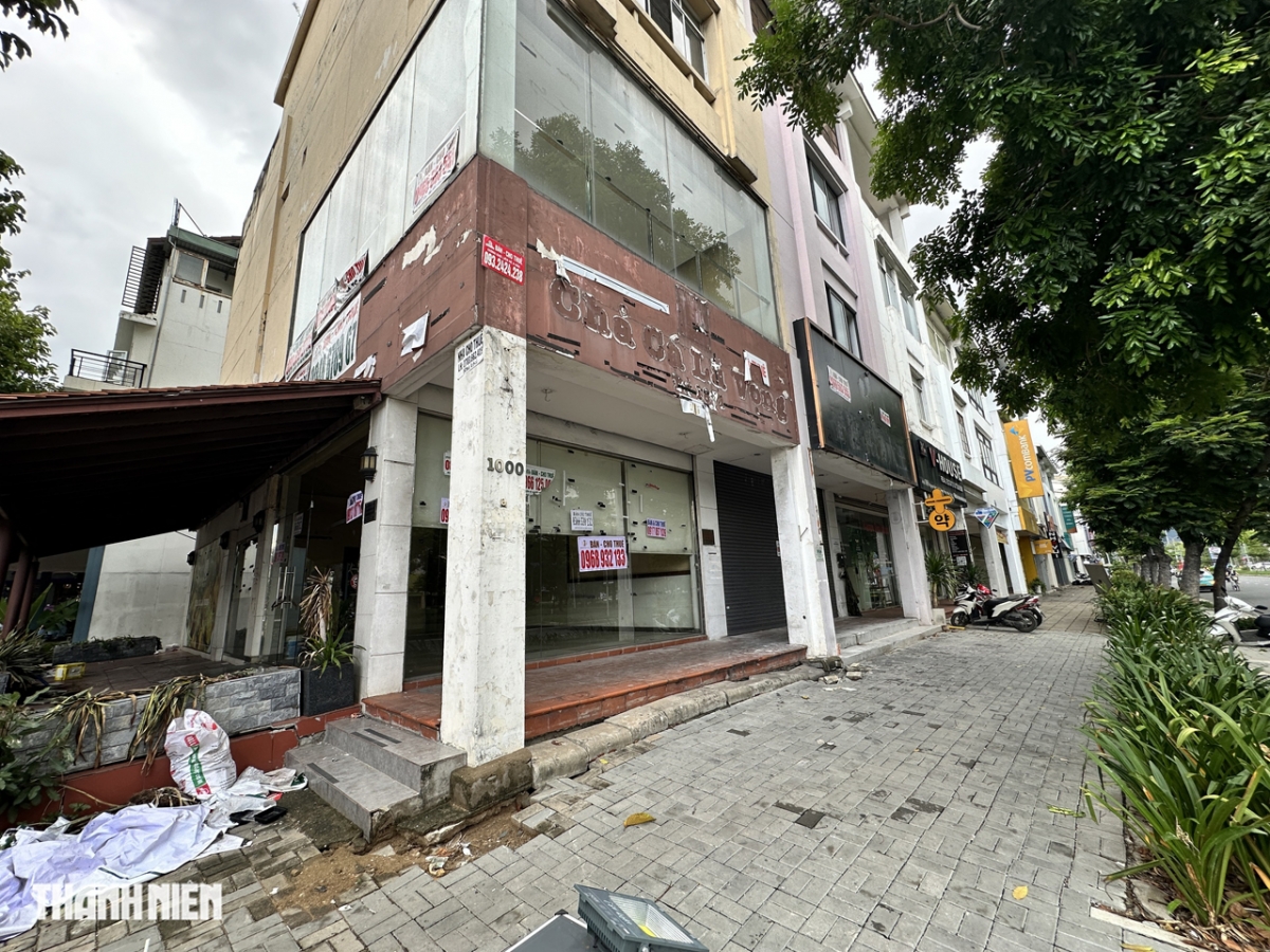 Quay lại nơi đây vào những ngày đầu tháng 6, PV nhận thấy tình trạng mặt bằng trống vẫn chưa có dấu hiệu thay đổi. Có chăng, khoảng 1 – 2 mặt bằng có đơn vị thuê và cải tạo, sửa chữa để kinh doanh. Một mặt bằng nằm ở góc đường, có nhiều lợi thế kinh doanh nhưng cũng bị bỏ trống. Một người môi giới nhà cho thuê tại khu vực Q.7 cho biết tình trạng nhiều người trả mặt bằng diễn ra từ thời điểm Tết Nguyên đán đến nay. Nguyên nhân là tuyến đường này có công trình xây dựng hầm chui, thường xuyên diễn ra cảnh ùn tắc, kẹt xe nên tình hình kinh doanh trở nên ảm đạm. Thời điểm này mọi thứ đã ổn định nên hy vọng việc kinh doanh trở lại như thời điểm ban đầu