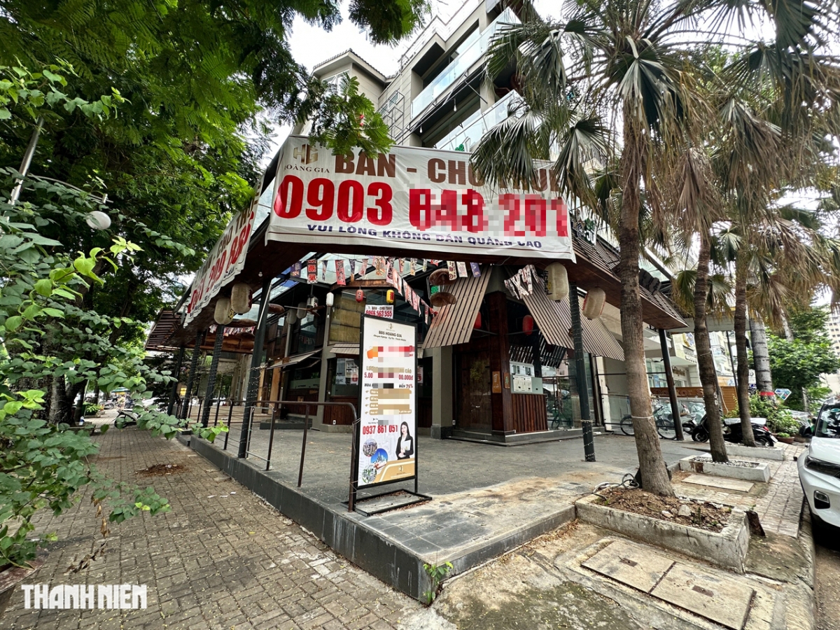 Một mặt bằng lớn nằm tại góc đường Bùi Bằng Đoàn - đường số 2 bị bỏ trống. Theo người dân tại đây, mặt bằng này đã treo bảng cho thuê cách đây vài tháng nhưng đến nay vẫn chưa có người đến thuê.