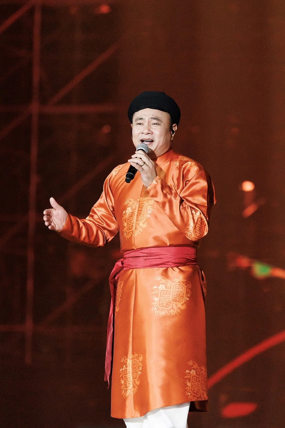 Trong đêm diễn, nghệ sĩ Tự Long cảm ơn và tri ân khán giả đã đồng hành để hành trình Anh trai vượt ngàn chông gai 2024 sống mãi trong lòng công chúng.