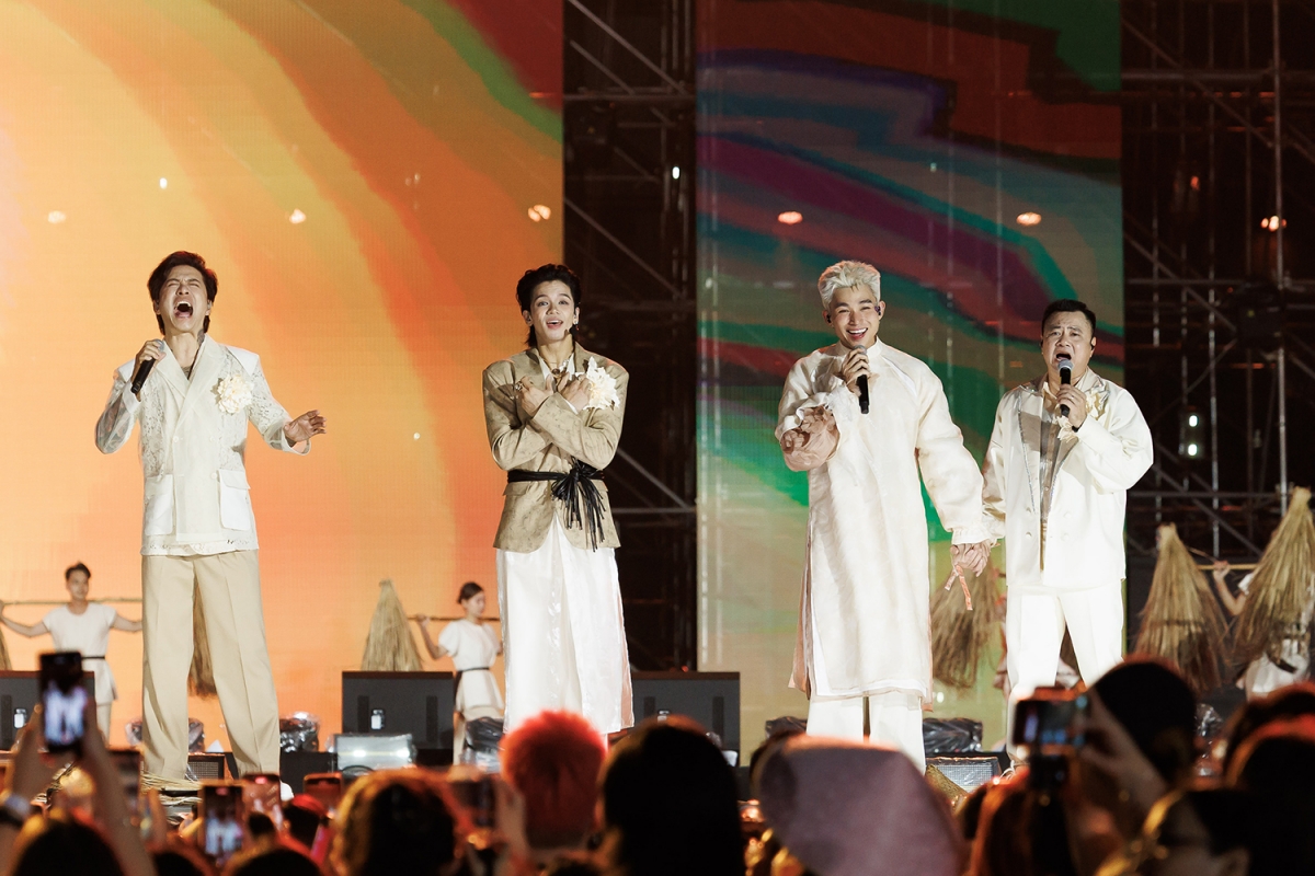 Bên cạnh những điều quen thuộc tạo nên thương hiệu của Anh trai vượt ngàn chông gai concert, đêm diễn thứ 5 của chuỗi sự kiện liên tục đổi mới và sáng tạo về mặt đường dây kịch bản để đáp ứng nhu cầu của khán giả.