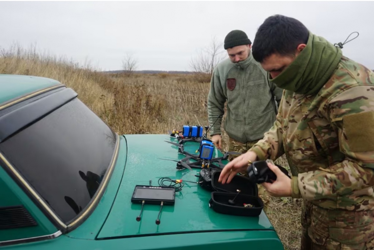 Binh sỹ Ukraine vận hành UAV trên chiến trường. Ảnh: euromaidan press