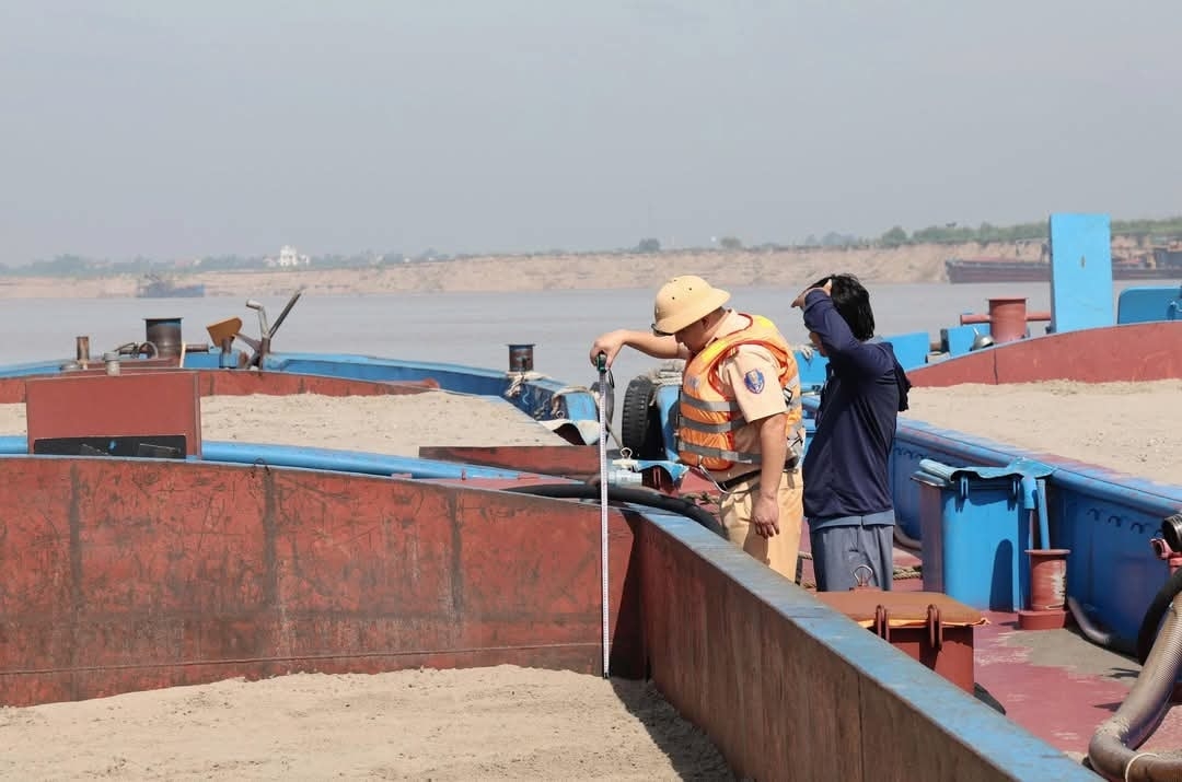 Cảnh sát đường thủy công an tỉnh Phú Thọ kiểm tra phương tiện thủy chở cát trên sông. Ảnh Công an Phú Thọ.