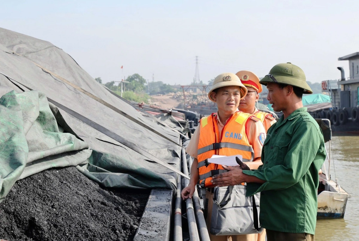 Cảnh sát đường thủy công an tỉnh Phú Thọ kiểm tra phương tiện thủy chở hàng trên sông. Ảnh Công an Phú Thọ.