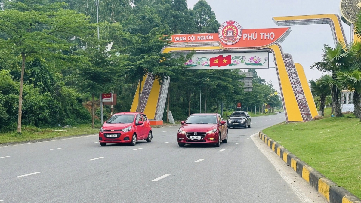 Cổng chào tỉnh Phú Thọ mới, lối dẫn từ cao tốc Nội Bài - Lào Cai vào TP Việt Trì.