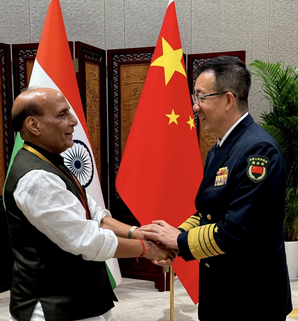 Bộ trưởng Quốc phòng Ấn Độ Rajnath Singh và người đồng cấp Trung Quốc Đổng Quân tại cuộc gặp ở Thanh Đảo, Sơn Đông, Trung Quốc ngày 26/6. (Nguồn: The Hindu)
