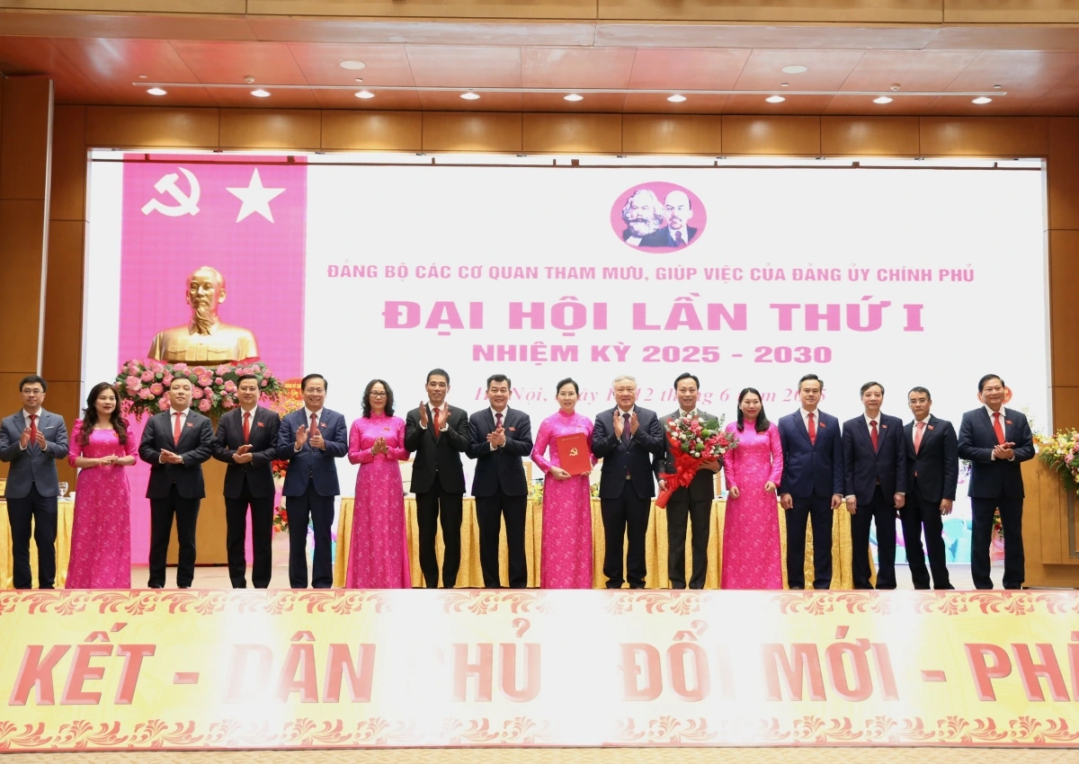 Phó Thủ tướng Thường trực Chính phủ Nguyễn Hòa Bình chụp ảnh lưu niệm với Ban Chấp hành Đảng bộ,  nhiệm kỳ 2025-2030.