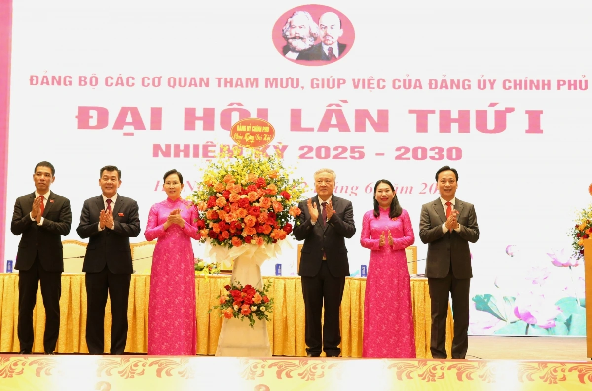 Phó Thủ tướng Thường trực Chính phủ Nguyễn Hòa Bình tặng lẵng hoa tươi thắm của Đảng ủy Chính phủ chúc mừng Đại hội.