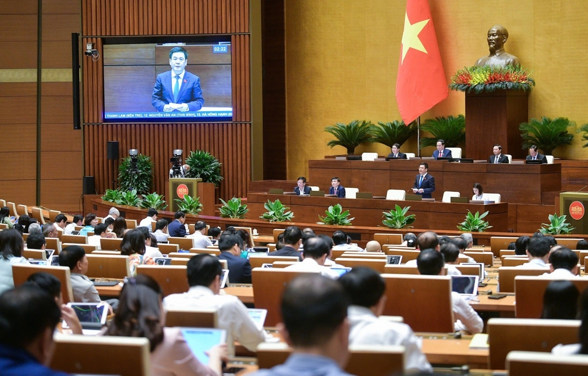 Bộ trưởng Bộ Công Thương Nguyễn Hồng Diên đã làm rõ nhiều vấn đề đại biểu Quốc hội quan tâm, từ gian lận thương mại đến phát triển thương mại điện tử và logistics.