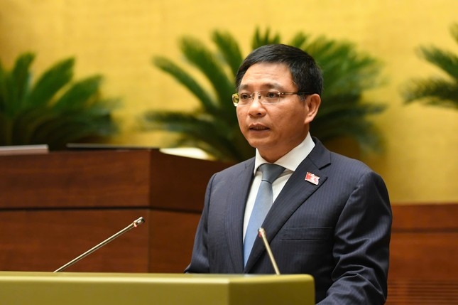 Bộ trưởng Bộ Tài chính Nguyễn Văn Thắng thừa ủy quyền Thủ tướng trình dự thảo Nghị quyết của Quốc hội về Trung tâm tài chính quốc tế.