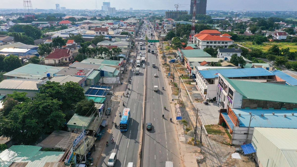 Dự án mở rộng Quốc lộ 13 đã khởi công năm 2022. Trước đó, tổng vốn đầu tư xây dựng nâng cấp gần 1.400 tỷ đồng theo hình thức đối tác công tư (PPP)