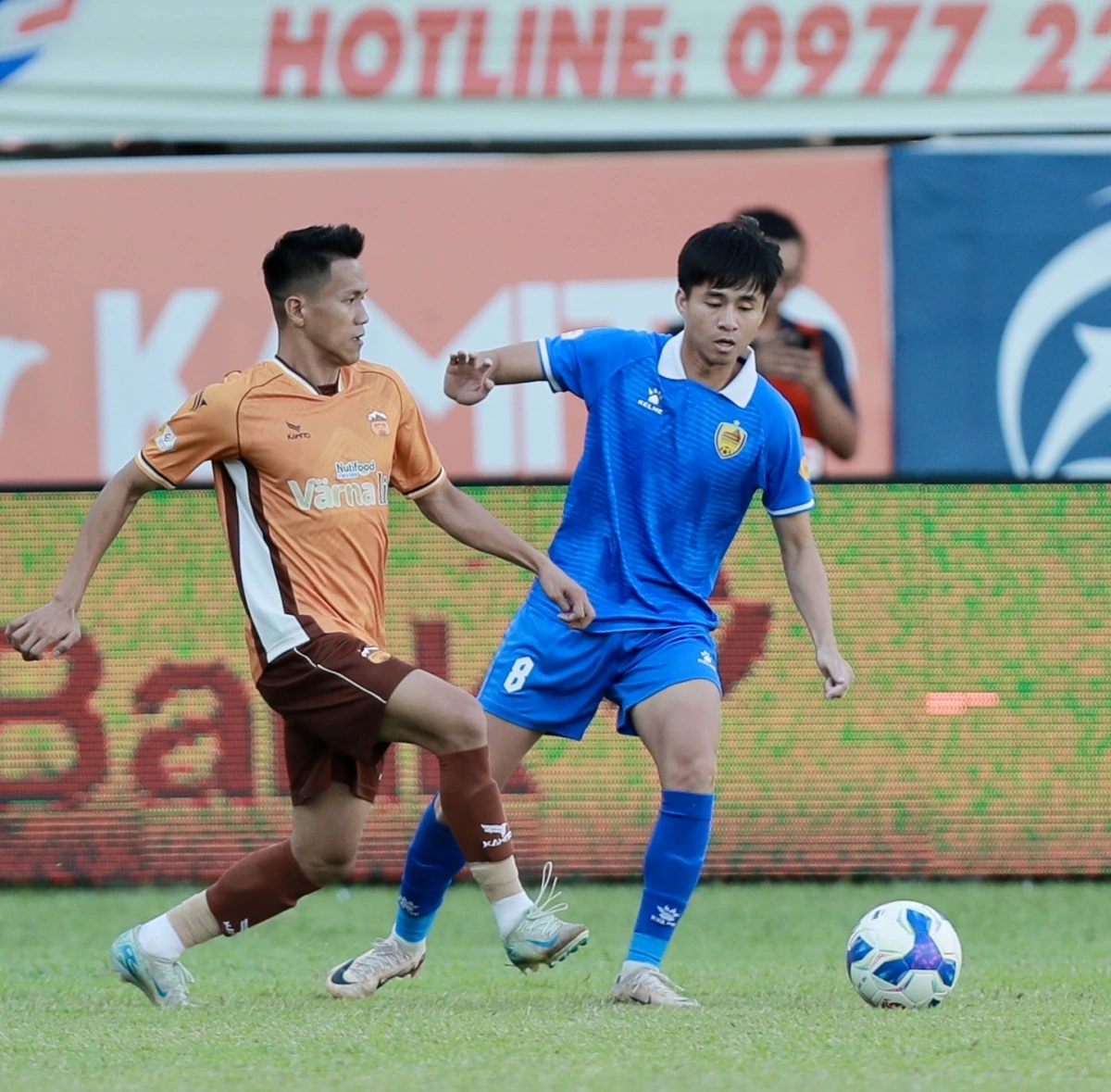 Quảng Nam thoát trận play-off bằng bàn thắng ở phút cuối vào lưới HAGL. (Ảnh: HAGLFC). 