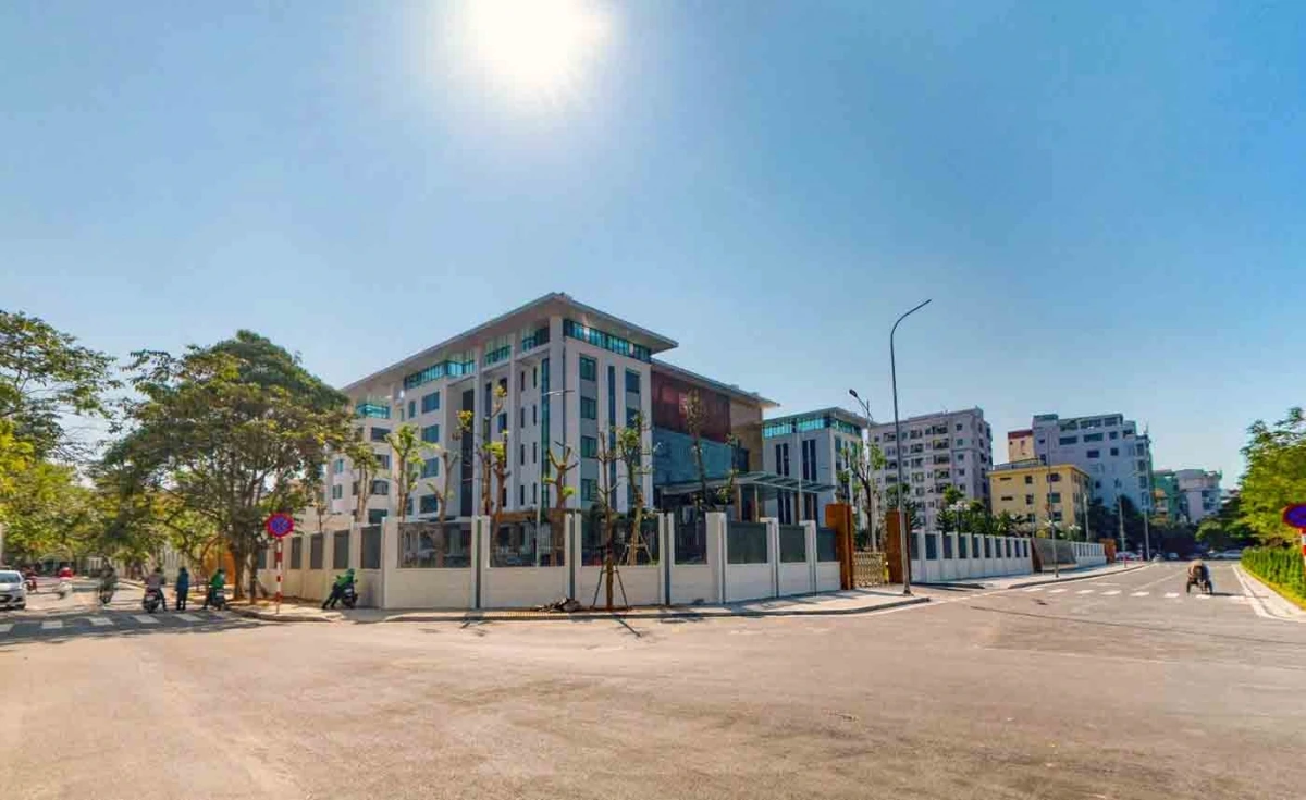 Trụ sở Quận ủy - HĐND - UBND quận Đống Đa tại địa chỉ 59 - 61 Hoàng Cầu, Ô Chợ Dừa, Đống Đa (cũ) nay sẽ được sử dụng làm trụ sở của 2 phường mới. Theo đó, trụ sở Đảng ủy - UBND phường Đống Đa sẽ có địa chỉ 59 phố Hoàng Cầu. Trụ sở Đảng ủy - UBND phường Ô Chợ Dừa sẽ ở địa chỉ 61 Hoàng Cầu. Ảnh: Đống Đa 360 độ